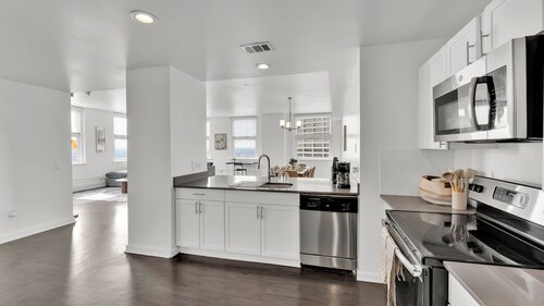 HEB703 Beautiful Downtown Fort Worth Condo w/ Gym&Parking by Traveller's Comfort