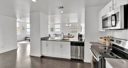 HEB703 Beautiful Downtown Fort Worth Condo w/ Gym&Parking by Traveller's Comfort