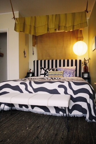 Cozy green studio w/WiFi, A/C, next to train & tram. Pet friendly!