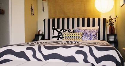 Cozy green studio w/WiFi, A/C, next to train & tram. Pet friendly!