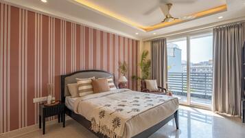 Deluxe Room, Balcony | Egyptian cotton sheets, premium bedding, minibar