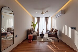 Presidential Room | Egyptian cotton sheets, premium bedding, minibar - The Hi-rise (Gurugram)