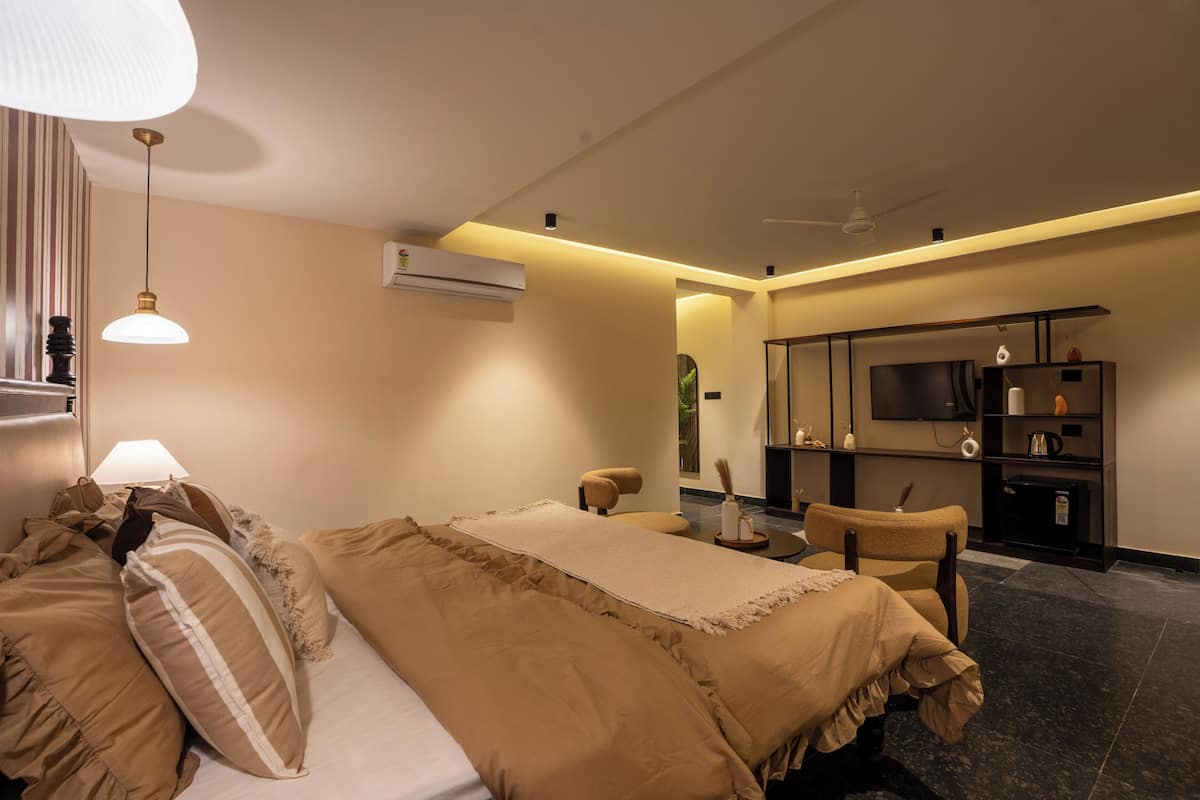 Luxury Suite, 1 King Bed, Non Smoking, Jetted Tub | Egyptian cotton sheets, premium bedding, minibar