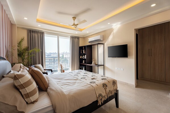 Deluxe Room, Balcony | Egyptian cotton sheets, premium bedding, minibar