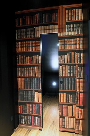 Interior - Batroom - Batman Suite - Spa & Cinema Room (Verdun)