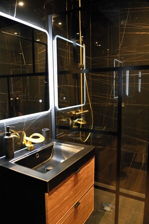 Bathroom - Batroom - Batman Suite - Spa & Cinema Room (Verdun)