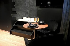 Dining - Batroom - Batman Suite - Spa & Cinema Room (Verdun)