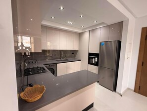 Réfrigérateur, un four, surface de cuisson, cafetière-théière