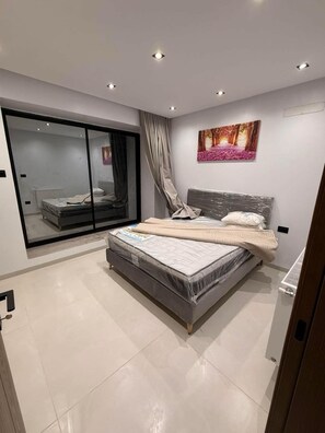 2 habitaciones, escritorio, tabla de planchar con plancha y wifi gratis 