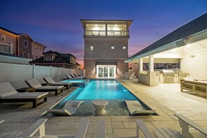 A heated pool - Magic Conch | Easy Beach Access|Private Pool|Golf Cart (Panama City Beach)