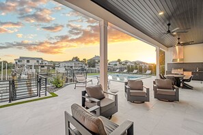 Outdoor dining - Isle Be Back|Private Pool|Waterfront|Golf Cart (Destin)