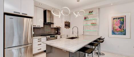 Mikroaaltouuni, uuni, liesi, astianpesukone