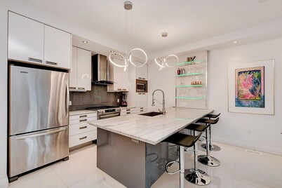 Luxury 1BR Condo Near Canal & Lansdowne + Parking