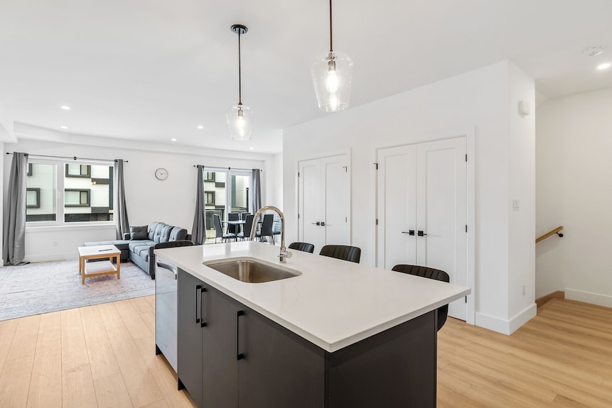 Modern 3br House | King + 2 Queens | Parking - Ontario