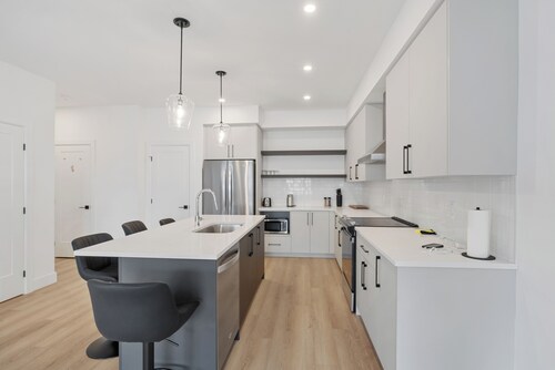 Modern 3BR House | King + 2 Queens | Parking