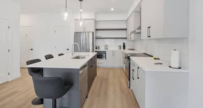 Modern 3BR House | King + 2 Queens | Parking