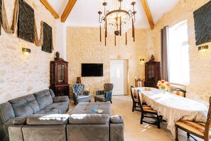 Living area - Domaine Entier de charme Sud-Ouest: Quiet heated swimming pool near Bordeaux 14 people (Saint-Gervais)