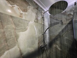Douche, sĂšche-cheveux, serviettes fournies, savon