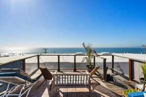 Terrace/patio - Cozy Studio Retreat - Rooftop - Panoramic Ocean Views (Manhattan Beach)