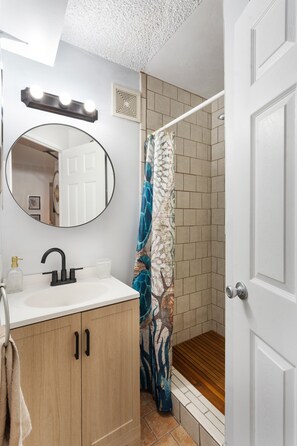Asciugamani, sapone, shampoo, carta igienica