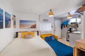 Desk, free WiFi, bed sheets - Cozy Studio Retreat - Rooftop - Panoramic Ocean Views (Manhattan Beach)