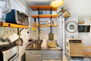 Jääkaappi, mikroaaltouuni, astianpesukone, kahvin-/teenkeitin