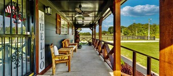 RANCH 3BRHOUSE & BARN. HORSE&PET FRIENDLY. GATED. SLEEPS 7. GLENPOOL CITY LIMITS