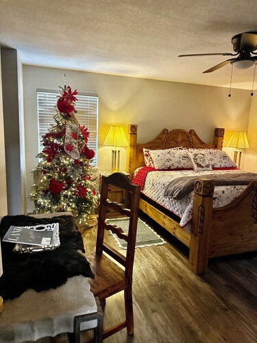 RANCH 3BRHOUSE & BARN. HORSE&PET FRIENDLY. GATED. SLEEPS 7. GLENPOOL CITY LIMITS