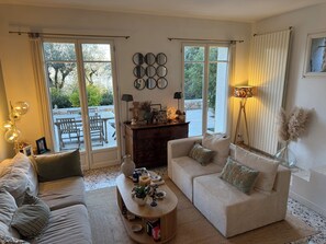 TV, fireplace - Maison Piscine au calme 06740 (8 pers) (Châteauneuf-Grasse)