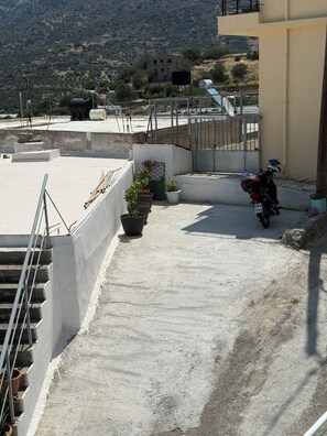 Property grounds - 3-bedroom villa in pleasant Kalo Chorio with AC and charm (Kalo Chorio)