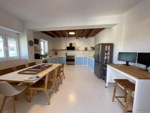 Private kitchen - 3-bedroom villa in pleasant Kalo Chorio with AC and charm (Kalo Chorio)