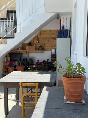 Outdoor dining - 3-bedroom villa in pleasant Kalo Chorio with AC and charm (Kalo Chorio)