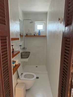 Shower, hair dryer, towels, soap - 3-bedroom villa in pleasant Kalo Chorio with AC and charm (Kalo Chorio)