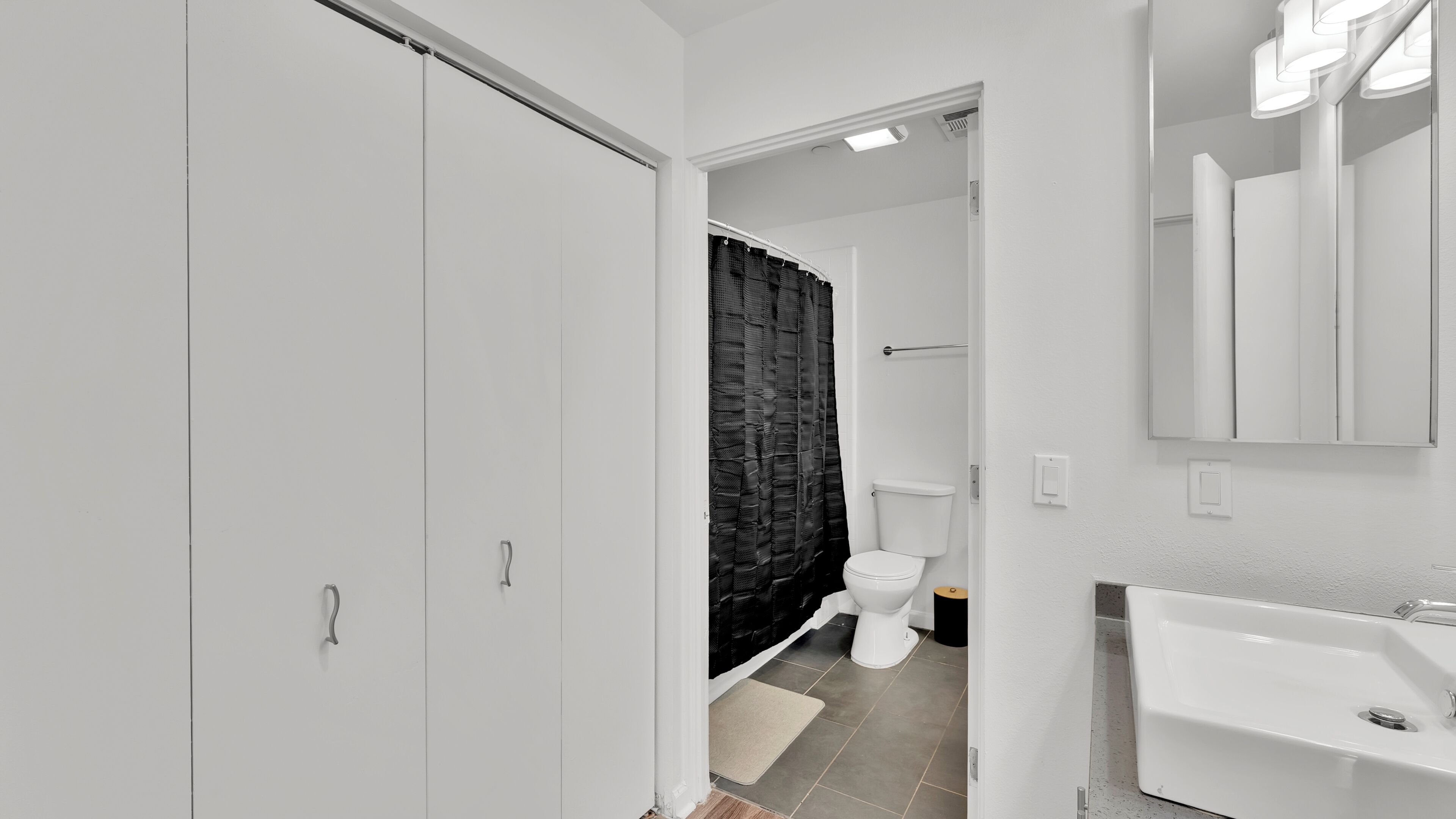 Secadora de cabello, toallas, jabón, papel de baño 