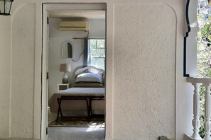 2 chambres, coffres-forts dans les chambres, bureau