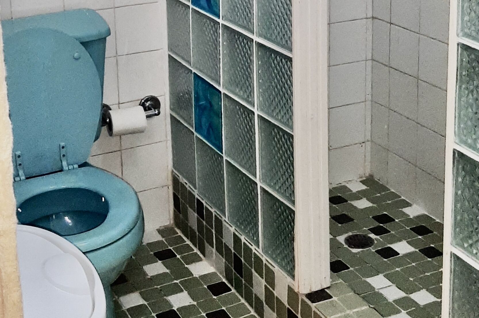 Sèche-cheveux, serviettes fournies, savon, shampoing