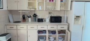 Frigorífico, microondas, horno y placa de cocina