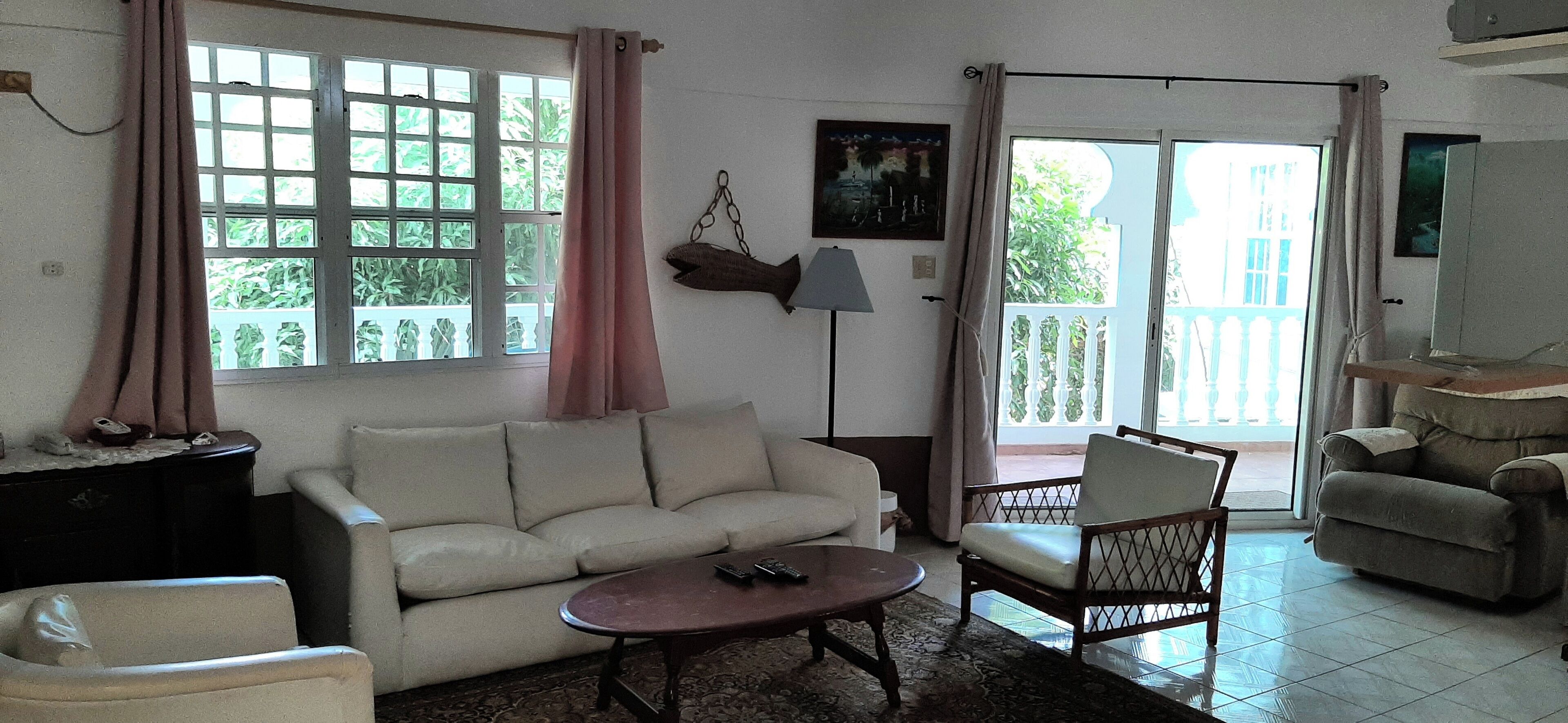 Una televisión, un reproductor estéreo