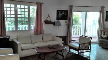 Una televisión, un reproductor estéreo