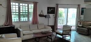 Una televisión, un reproductor estéreo