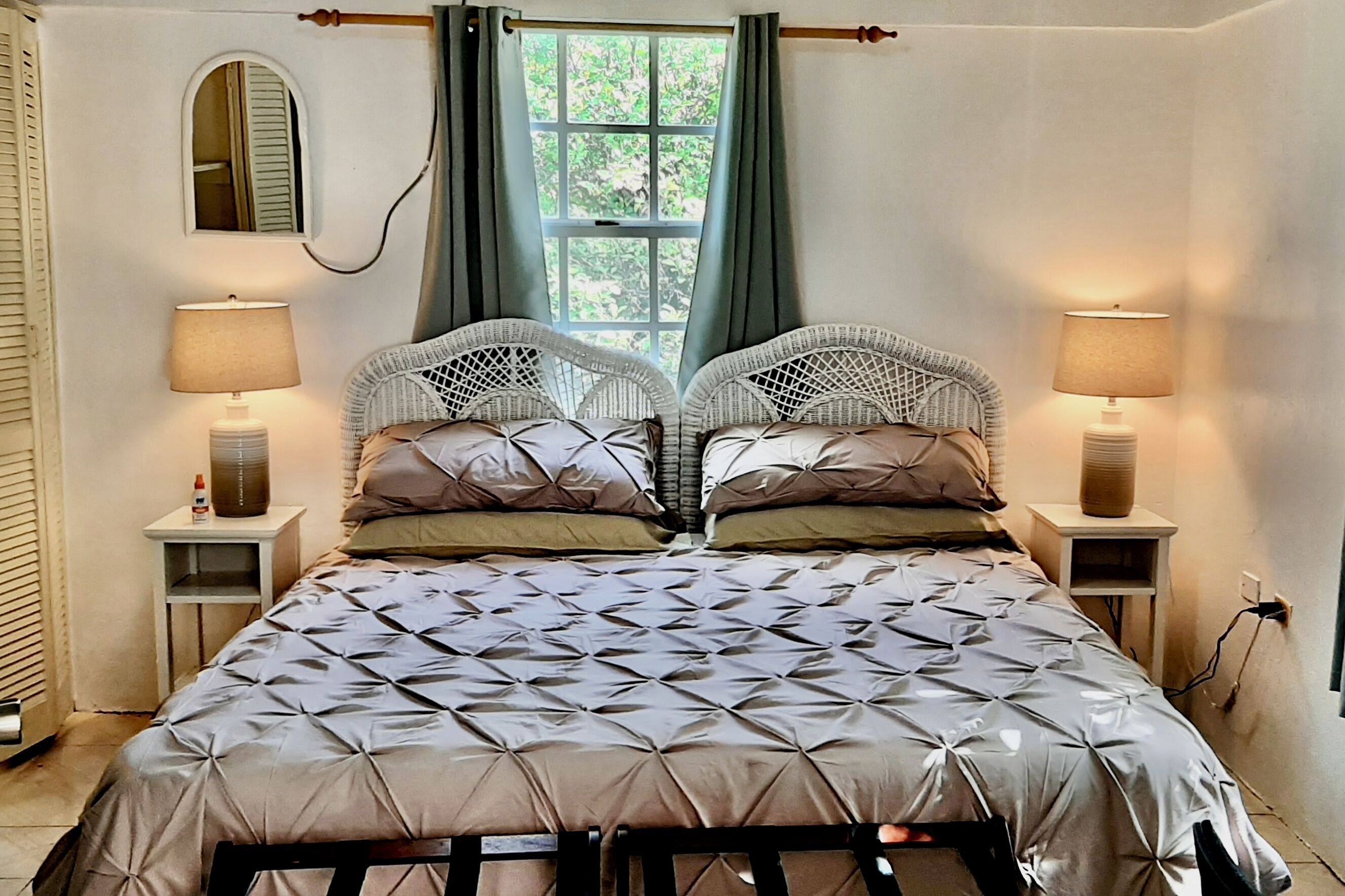 2 chambres, coffres-forts dans les chambres, bureau