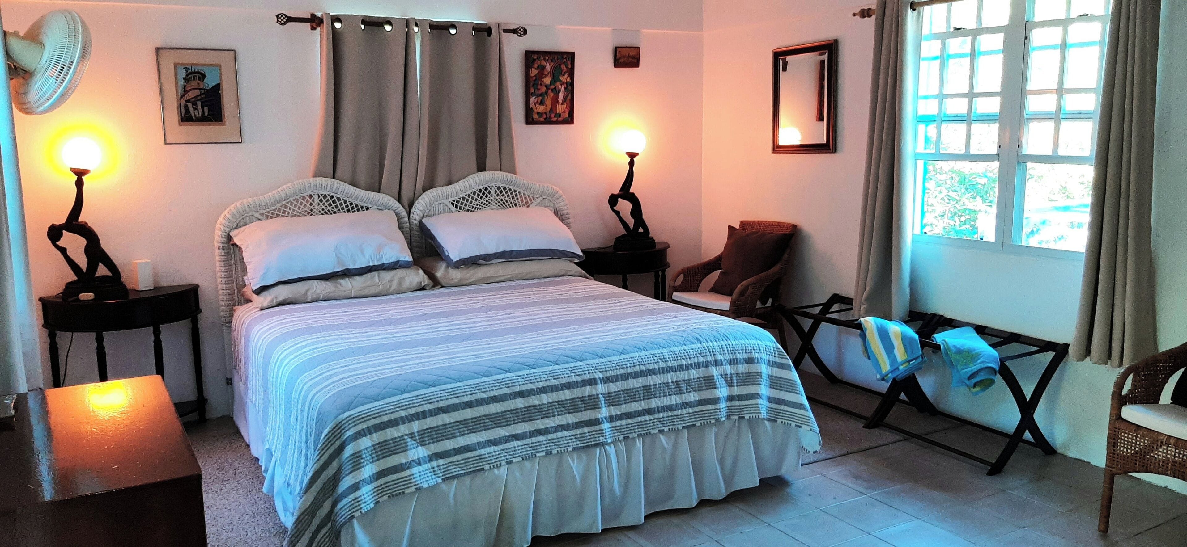 2 habitaciones, caja de seguridad en la habitación y escritorio 