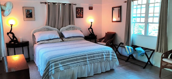 2 soveværelser, pengeskab på værelset, skrivebord, strygejern/strygebræt