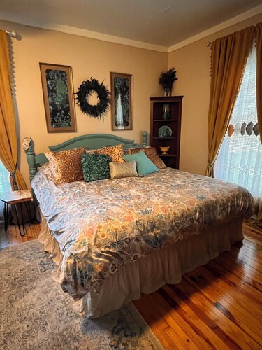 2-bedroom farmhouse in tranquil Shelby with cozy charm