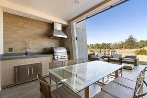 Outdoor dining - Magic Village 4 Bedroom Town Home Minutes To Disney (Kissimmee)