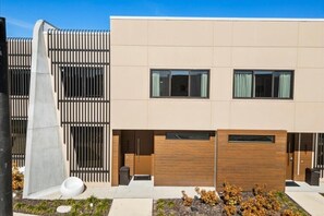 Ein modernes Gebäude mit flachem Dach, großen Fenstern und einem minimalistischen Design.