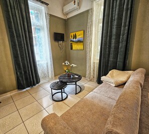 TV - Leon Filoxenia Callirhoe: Authentic Greek Living in Central Athens - Acropolis (Athina)