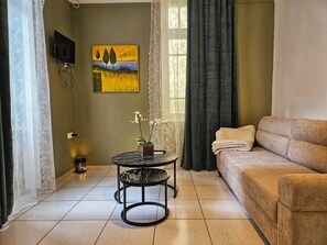 TV - Leon Filoxenia Callirhoe: Authentic Greek Living in Central Athens - Acropolis (Athina)