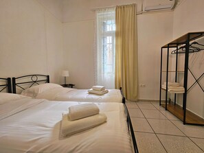 3 bedrooms, iron/ironing board, WiFi, bed sheets - Leon Filoxenia Callirhoe: Authentic Greek Living in Central Athens - Acropolis (Athina)