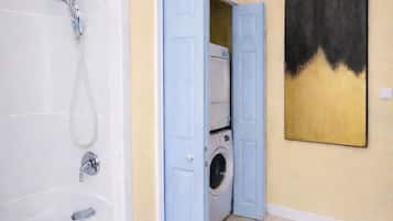 Hårtork, handdukar, tvål och toalettpapper